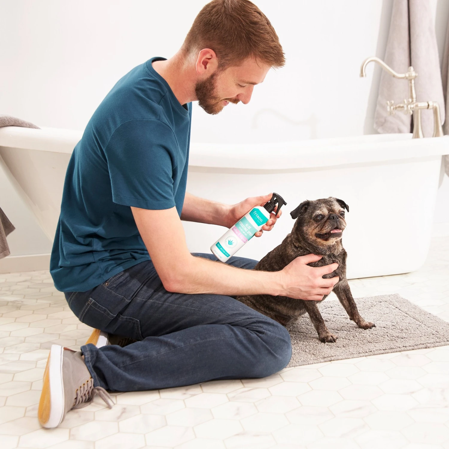 Frisco Aloe Hydrating Dog & Cat Spray, Sweet Nectar Scent 4 Frisco Aloe Hydrating Dog & Cat Spray, Sweet Nectar Scent - Image 3